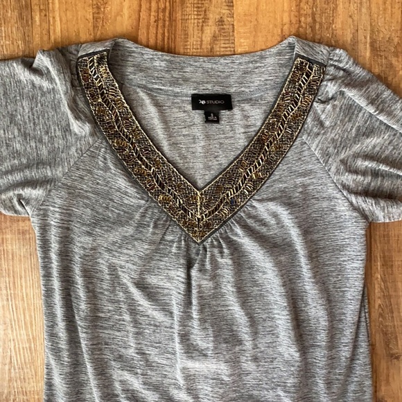 AB studio gray short sleeve v neck top with gold embellishments size small - Picture 2 of 4
